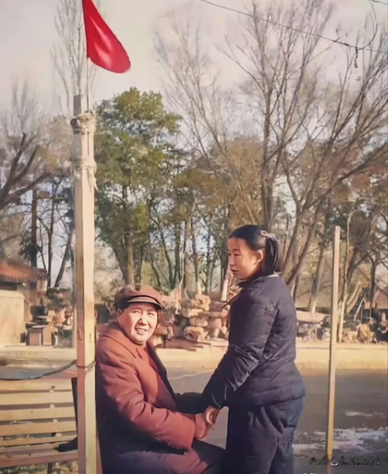 父女俩温馨的瞬间！在五十年代，毛主席和小女儿的李讷，留下这张珍贵合影，我不清