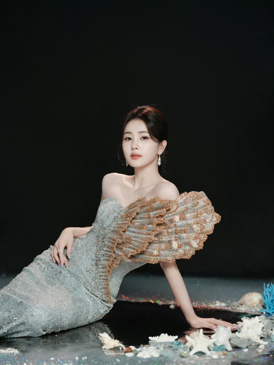 白鹿第二套高定来自Rahul Mishra 2026春夏高定宛如贝壳里的珍珠,温