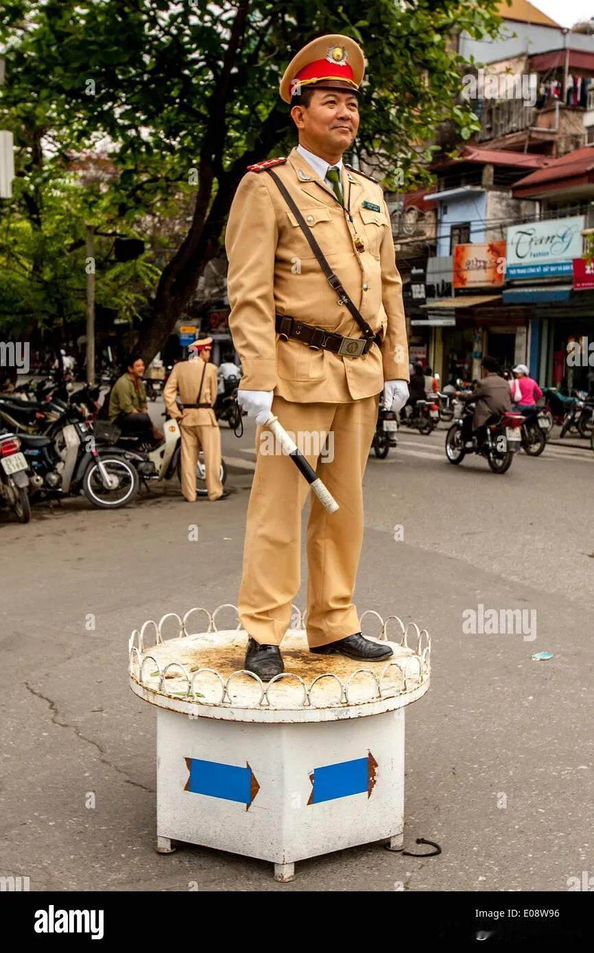 越南交警越南地处热带，光线强烈，警察不带墨镜。越南认为，警察带墨镜有损形象。
