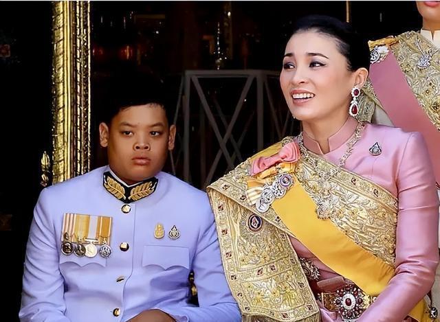 在现代王室的暗流中，泰国王室的权力漩涡与家族恩怨，从未有过片刻停歇。提帮功王子，