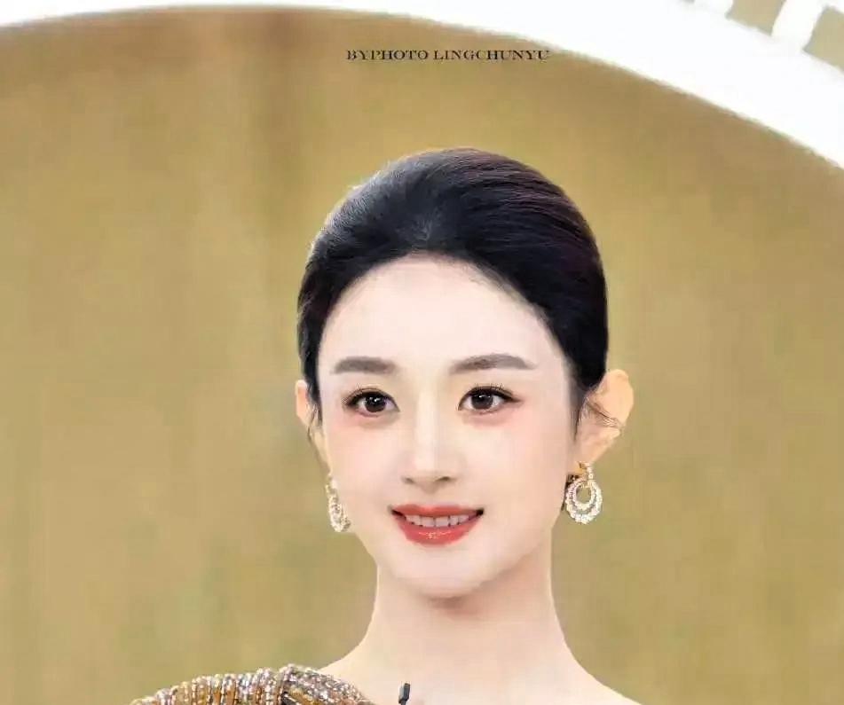 冯绍峰上海那辆车的后座，儿童安全座椅装了5年没拆过。赵丽颖晕倒送医的消息刚弹出来