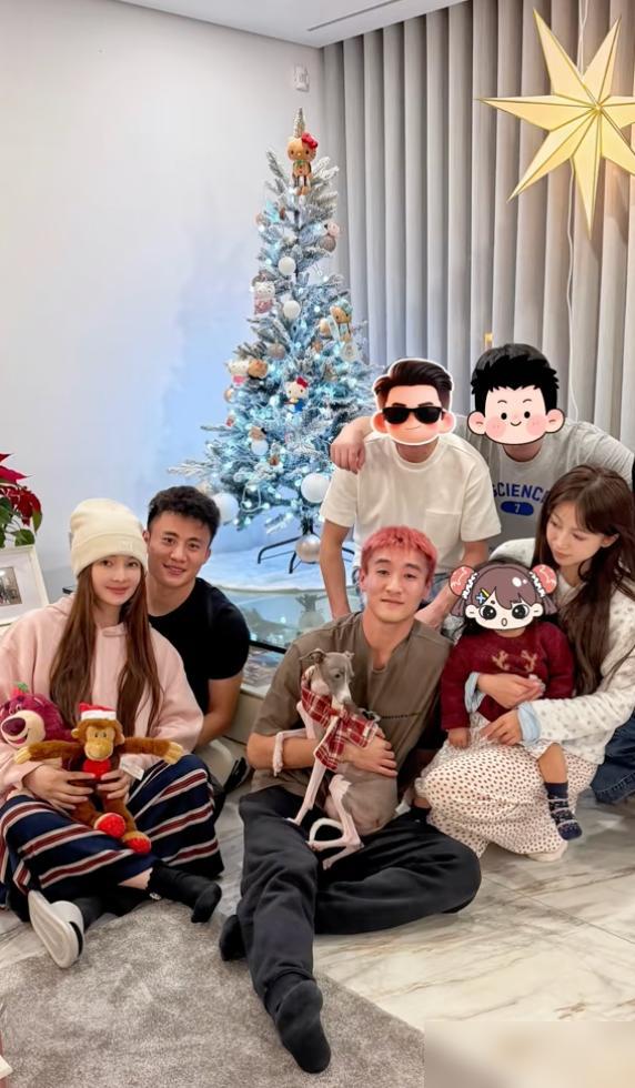 成都蓉城球员甘超带着妻子来到葡萄牙，去拜访了队友韦世豪一家。趁着休赛期，甘超