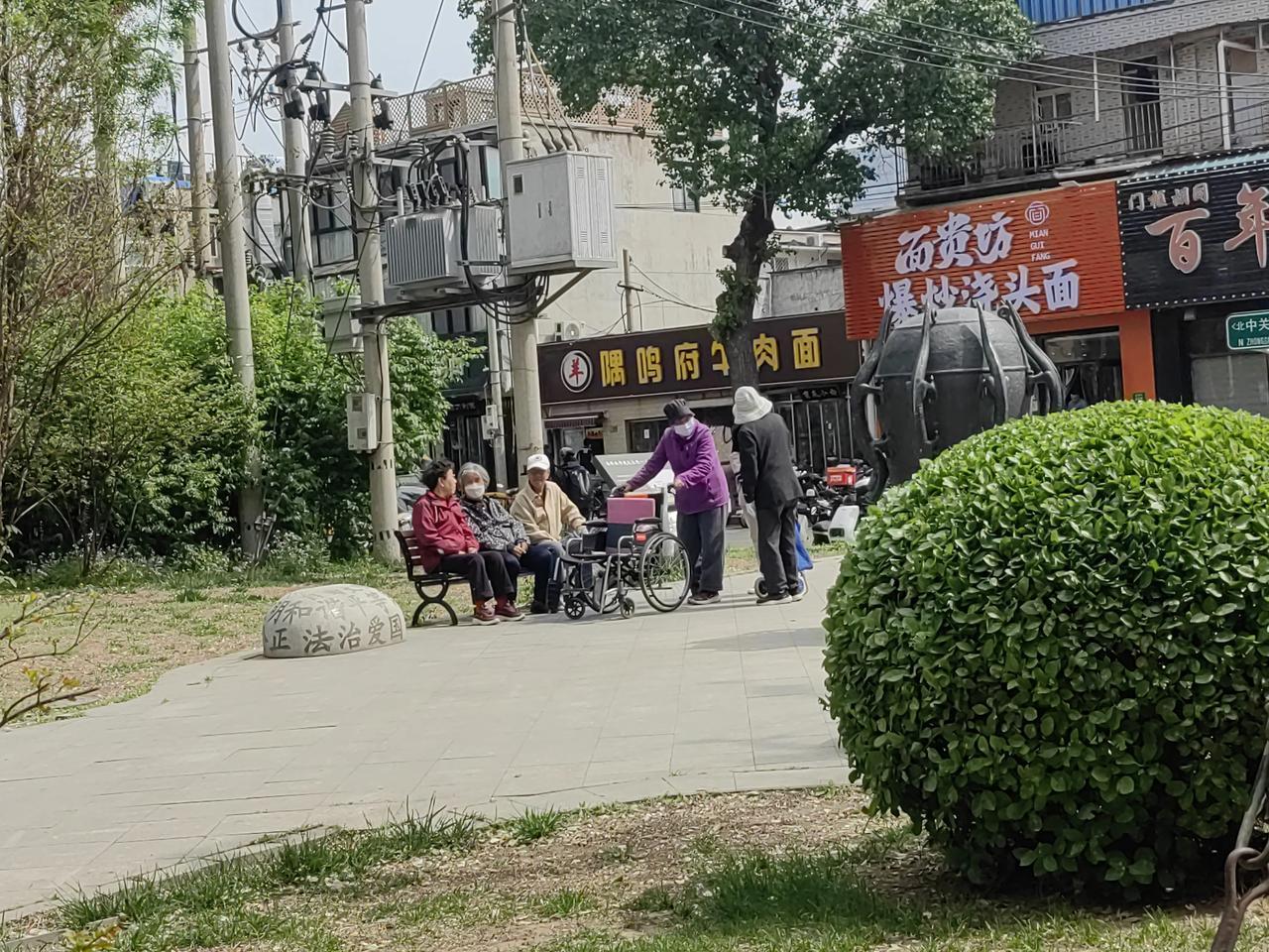 今天去小公园，看到一个坐着轮椅的老太太就和她聊了一会。老太太今年86岁，有退休