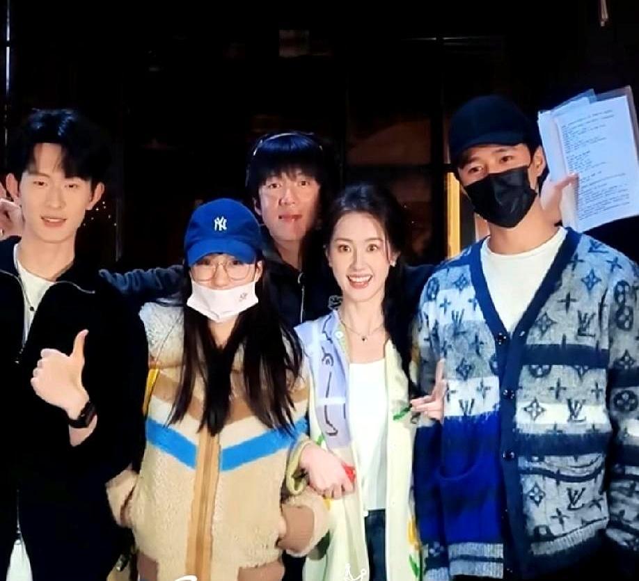 郭宇欣在片场连轴转了整整30个小时，整个人快要碎掉的时候，王皓祯竟然真的出现了。