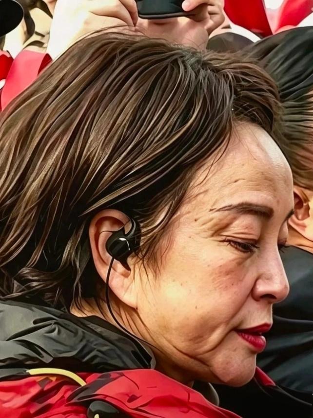 刘晓庆素颜机场被抓拍，没有滤镜，没有美颜，实拍。你相信吗？这形象违和吗？不违和