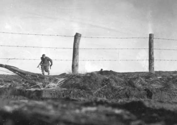 1944年12月16日，早上5点30分。比利时和卢森堡边境，阿登森林，零下20度，大雪。纳粹德国集结
