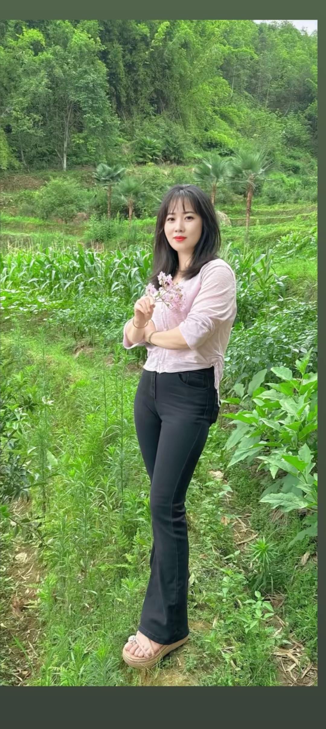 田园风光中的甜美少女，花丛中绽放自然美。每天美丽照片分享