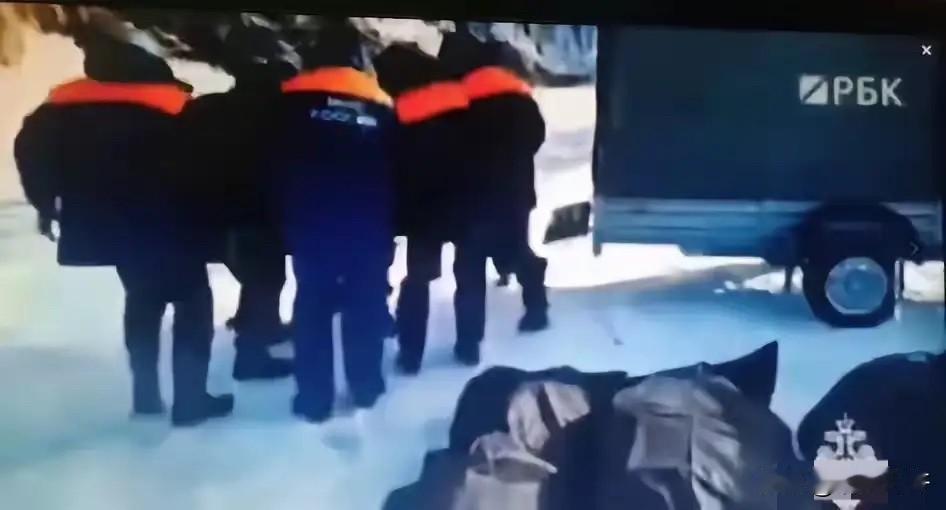 贝加尔湖打捞完毕，遗体都打捞出来了。网上骂声一片，说他们“不作死就不会死”。话是