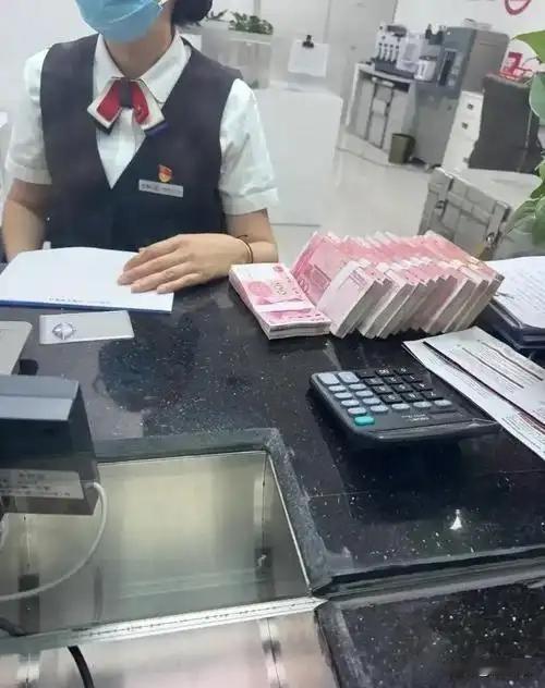 去银行发现柜台全是中年人，年轻柜员越来越少！行业早已告别靠颜值揽客的时代不