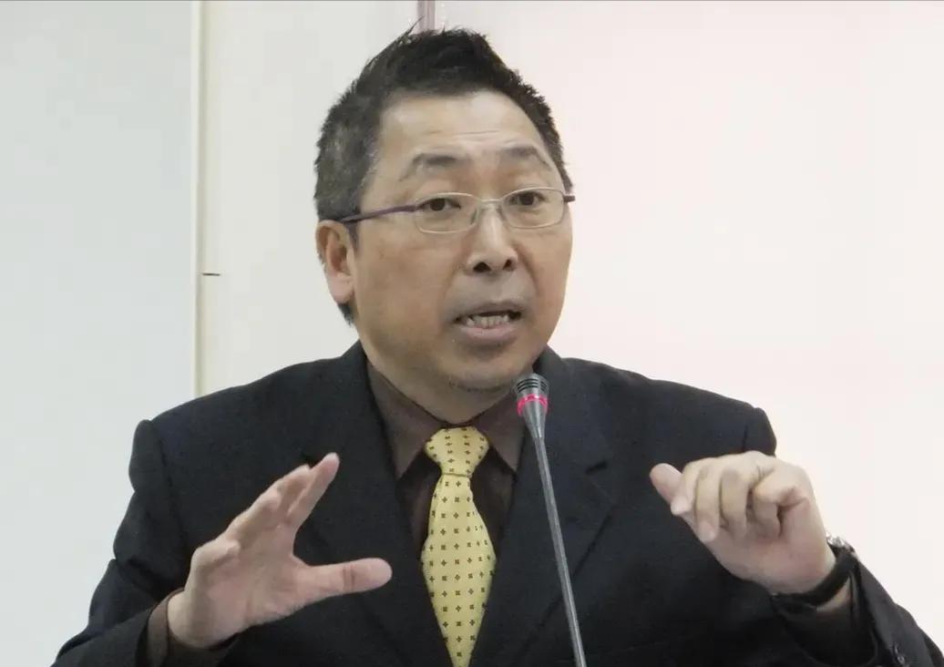 唐湘龙是在打脸国民党啊！唐湘龙在节目中说，大陆网民更支持赖清德搞大罢免，因为民进