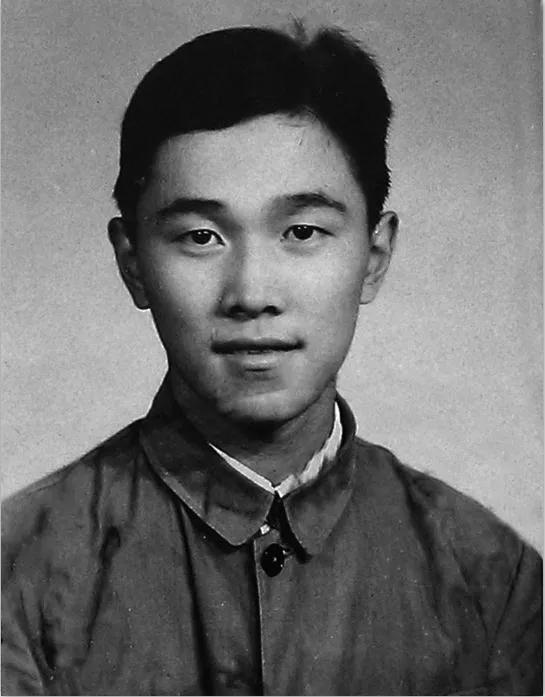 1939年，一汉奸夜审地下党。谁料，拷打一半时忽发现，对方竟是自家亲戚。 1