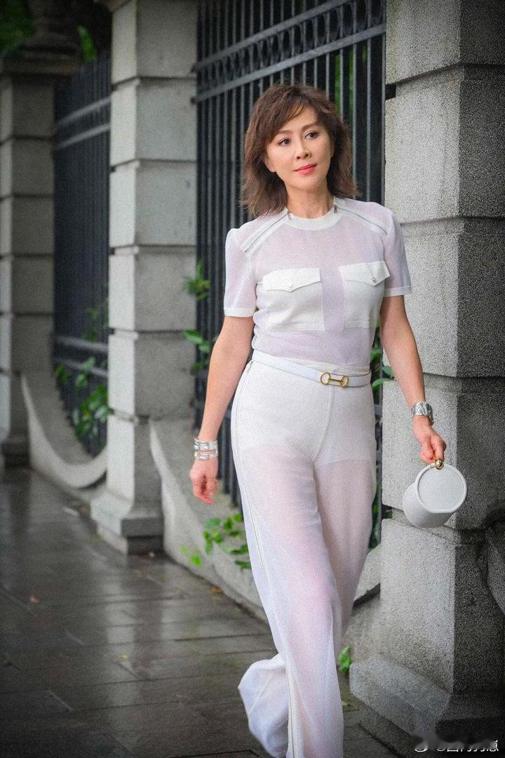 刘嘉玲真是越年长越有穿搭气场，一袭小香风透视套装上身，优雅高级又自带洋气范儿。