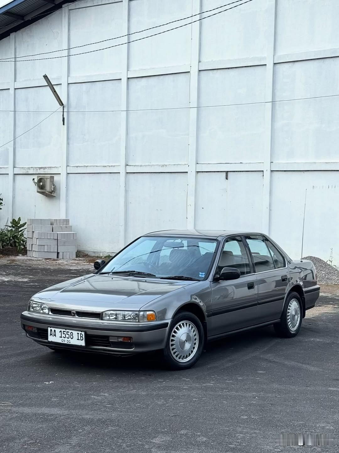 1991年本田雅阁上的2.0L引擎平顺耐久，既是通勤可靠的伙伴，也是周末公路的低