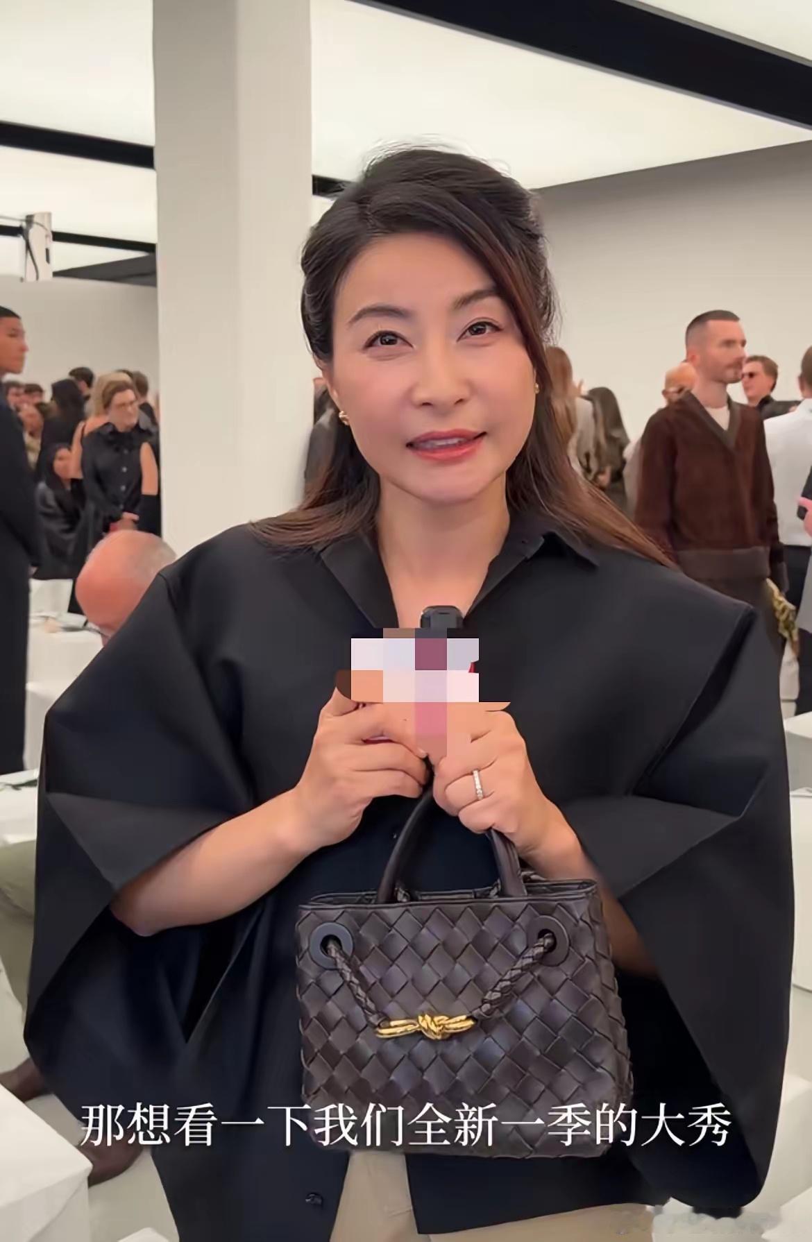 郭晶晶亮相米兰BV春夏时装秀，气质与颜值丝毫不逊色于任何女明星。