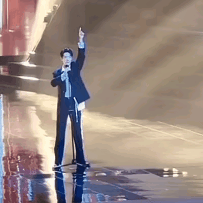 搞笑一幕，肖战唱完不忘把道具带走，撤离的好快！有喜剧天赋。