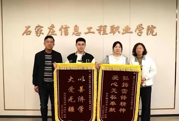 2024年，河北2名大学生坐网约车，然而刚走1公里，司机就把车停在路边，对他们说