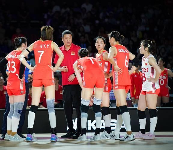 中国女排缝缝补补又三年！中国女排今年的第一期集训已正式展开。面对大众对名单的