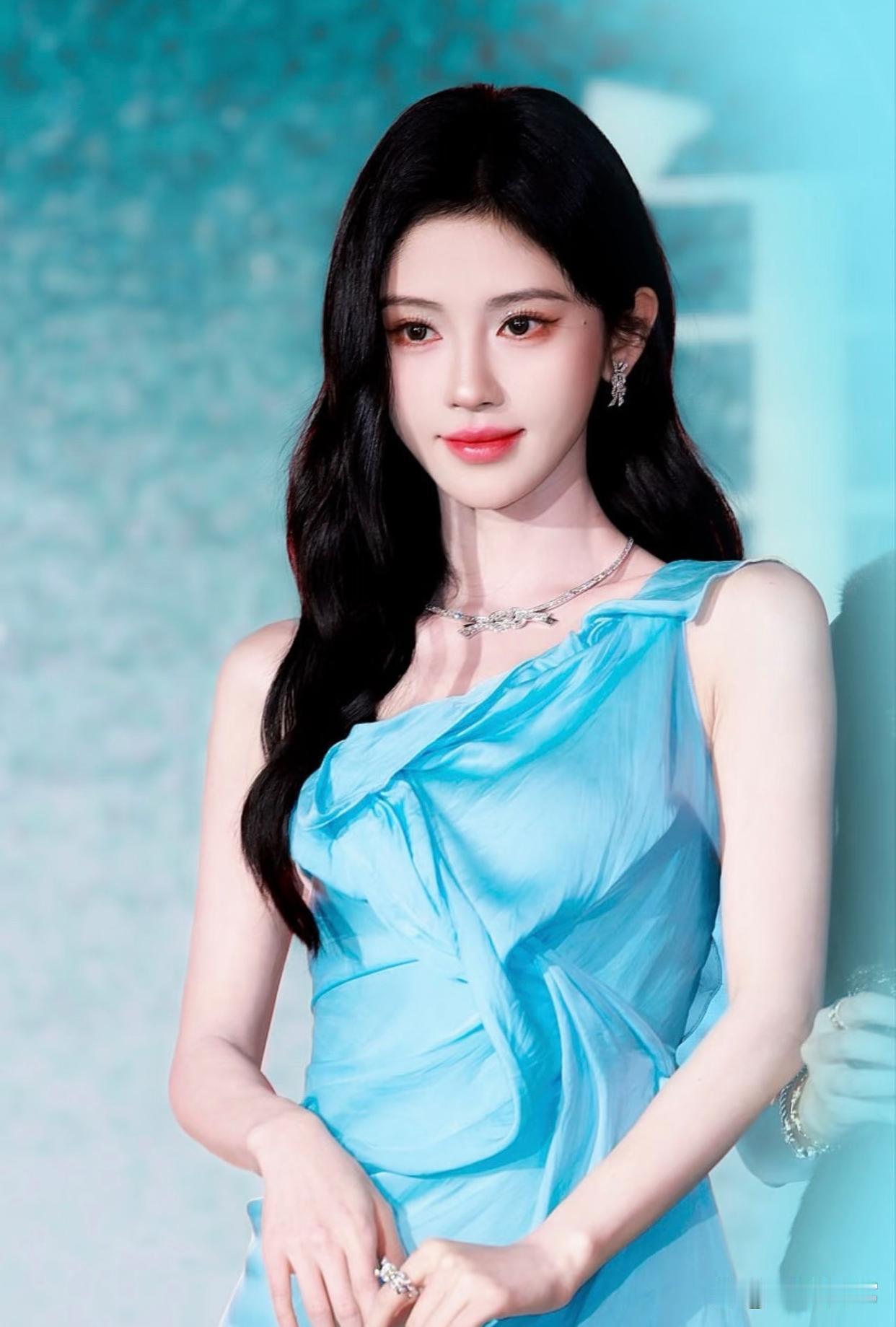 1.鞠婧祎背后没什么资本，这两年的影视资源都是资方看中她身上的流量外加没什么负面