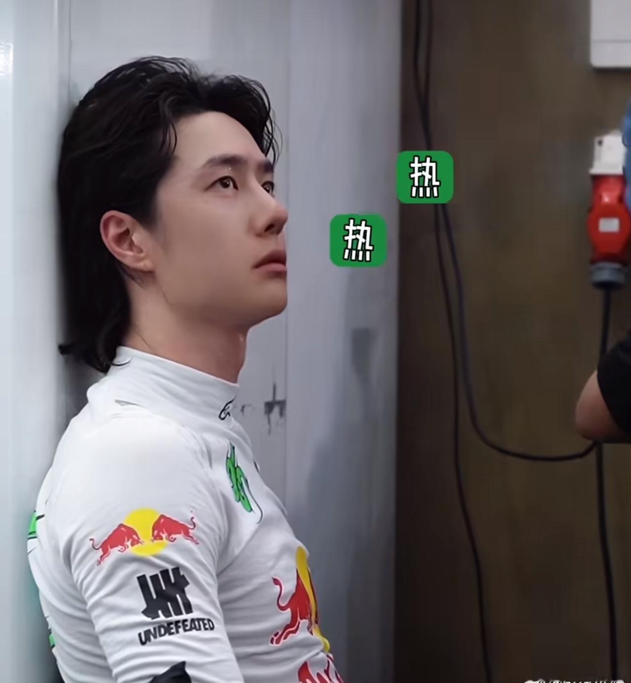 王一博你怎么萌成这样啊，全素颜这个脸精致的哟，这回的小卷毛又有点不一样咧🤩