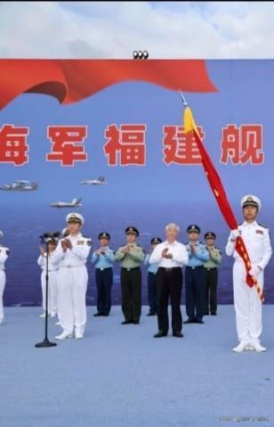 三亚军港迎来大国巨舰：福建舰（舷号18）正式入列，大国海军迈进三航母时代1