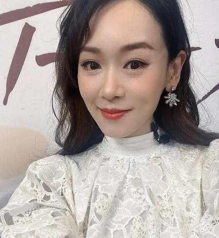 前TVB花旦杨思琦内地打拼:街边用餐无人识，通宵直播为养家