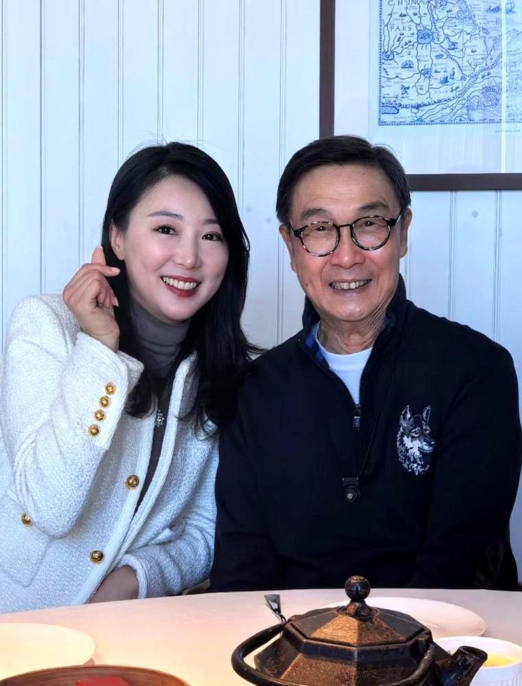 刘松仁中风瘫了？别傻了，75岁的他比你想象的狠多了。前几年照片里他拄着拐，