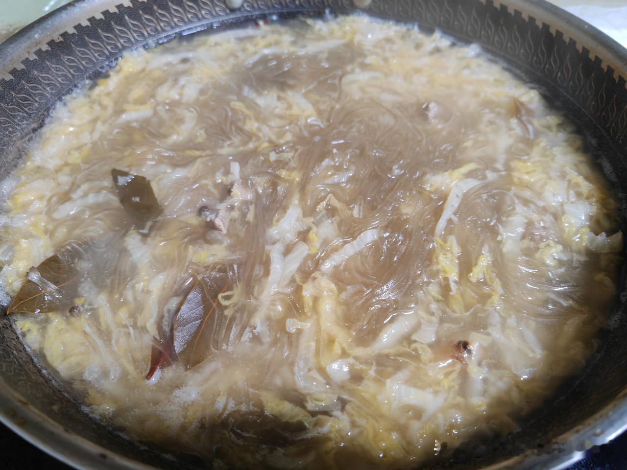 东北酸菜为什么会有一股说不出来的味道？垂涎已久的东北酸菜，真正煮出来的时候，