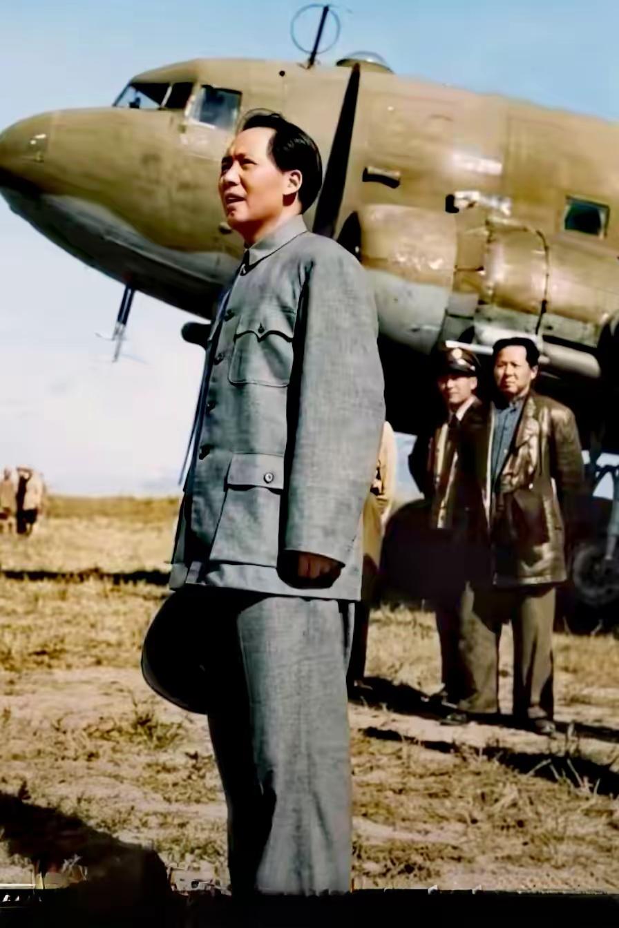 这是1945年，52岁的主席准备上飞机前的拍照，那时的主席身材还未发福,头发又黑