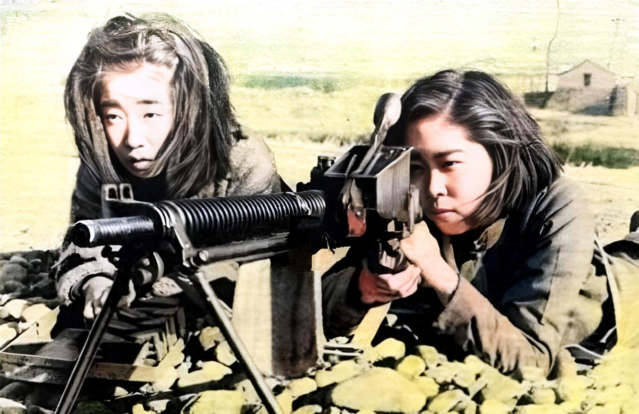 这张照片拍摄于最为特殊的1945年。盟军节节胜利，日军仍苟延残喘。可是，日本并不