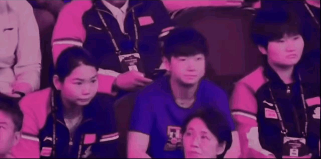 莎莎丝滑的脱掉了国乒统一队服，露出了和大头一样的蓝T莎莎也是羞涩一笑我答