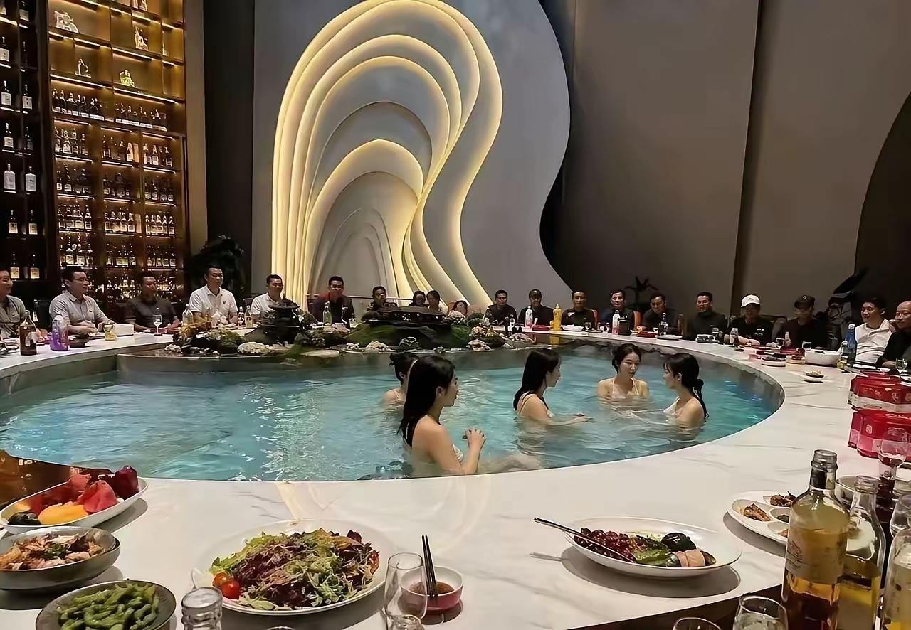 泳池宴饮爆火：这哪是高端局，分明是现代版酒池肉林！一桌酒席，半池温水，西装