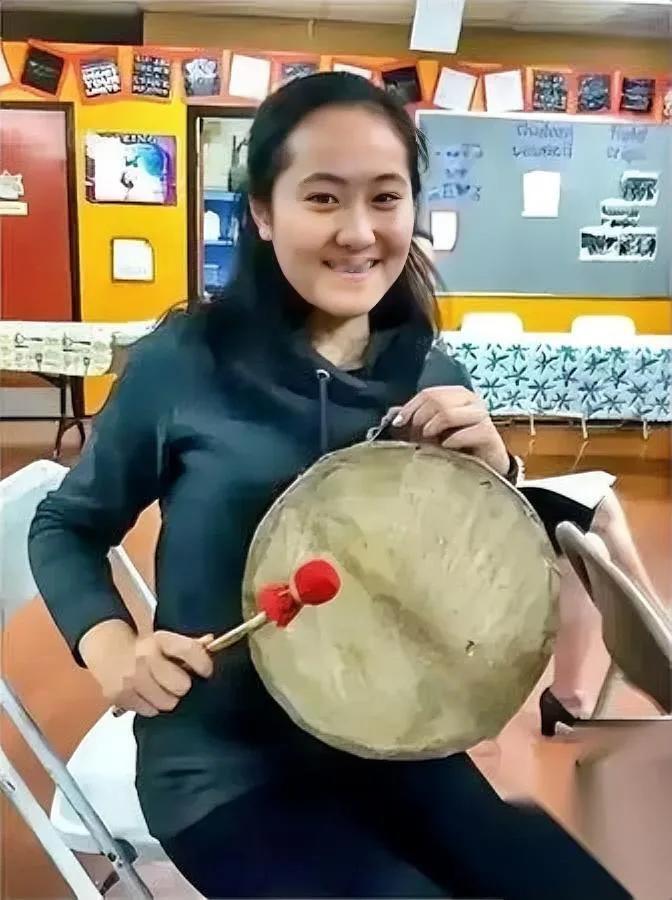 当年那个恶魔回来了谁能想到她居然大摇大摆在北京三里屯晒起了美照？就是