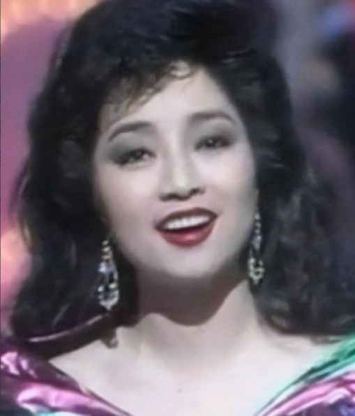 1983年，何鸿燊给徐小凤颁奖时，直勾勾盯着她说：“你挣那么多钱，今晚来照顾下