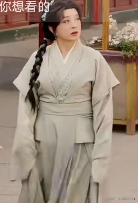 其实刘晓庆心里跟明镜似的，她知道自己的扮相跟少女差十万八千里，可是为什么她还要演