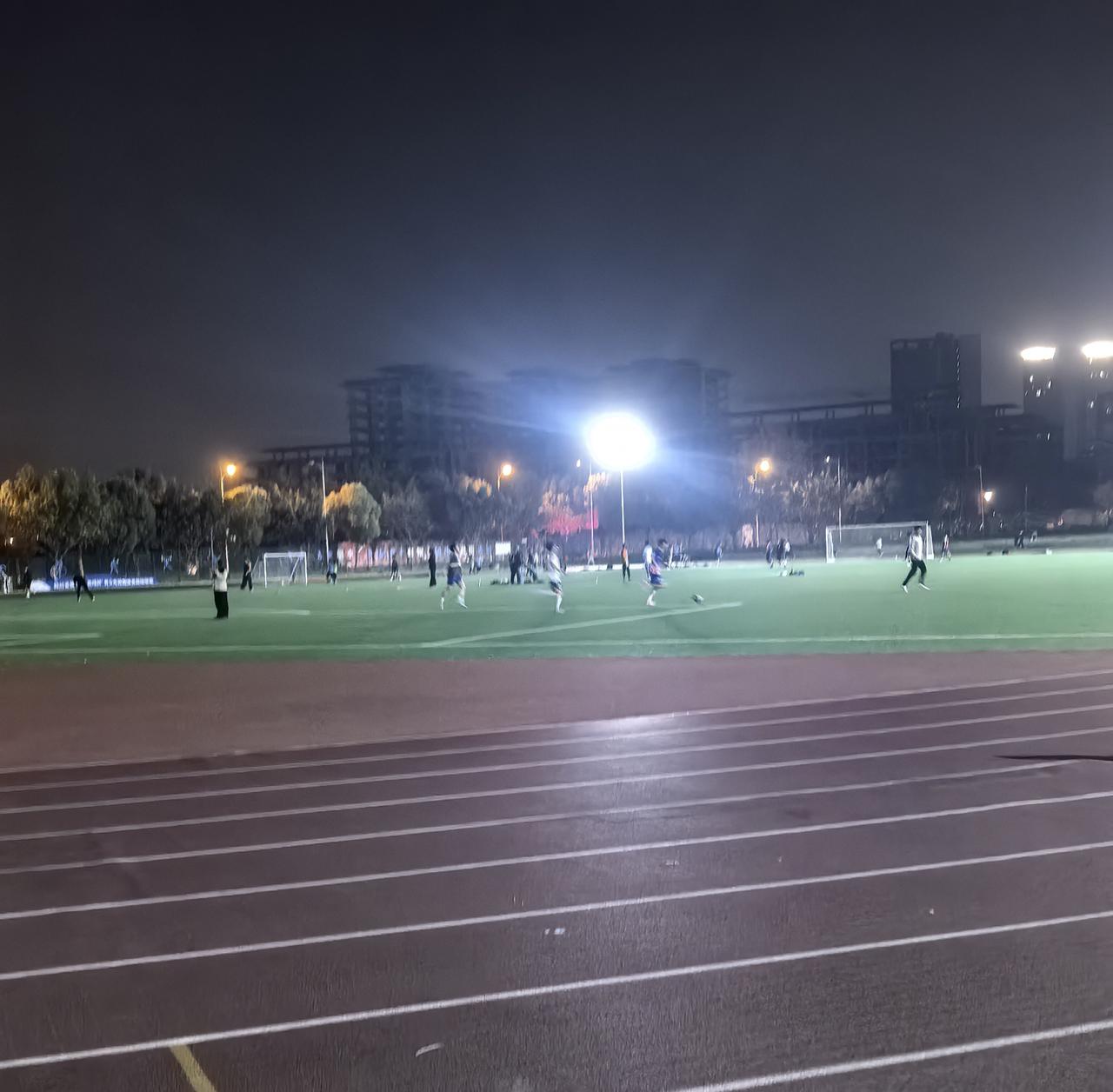 还是大学生充满活力，操场上随时都有学生在体育锻炼。跑步，踢球，不亦乐乎。在这个充