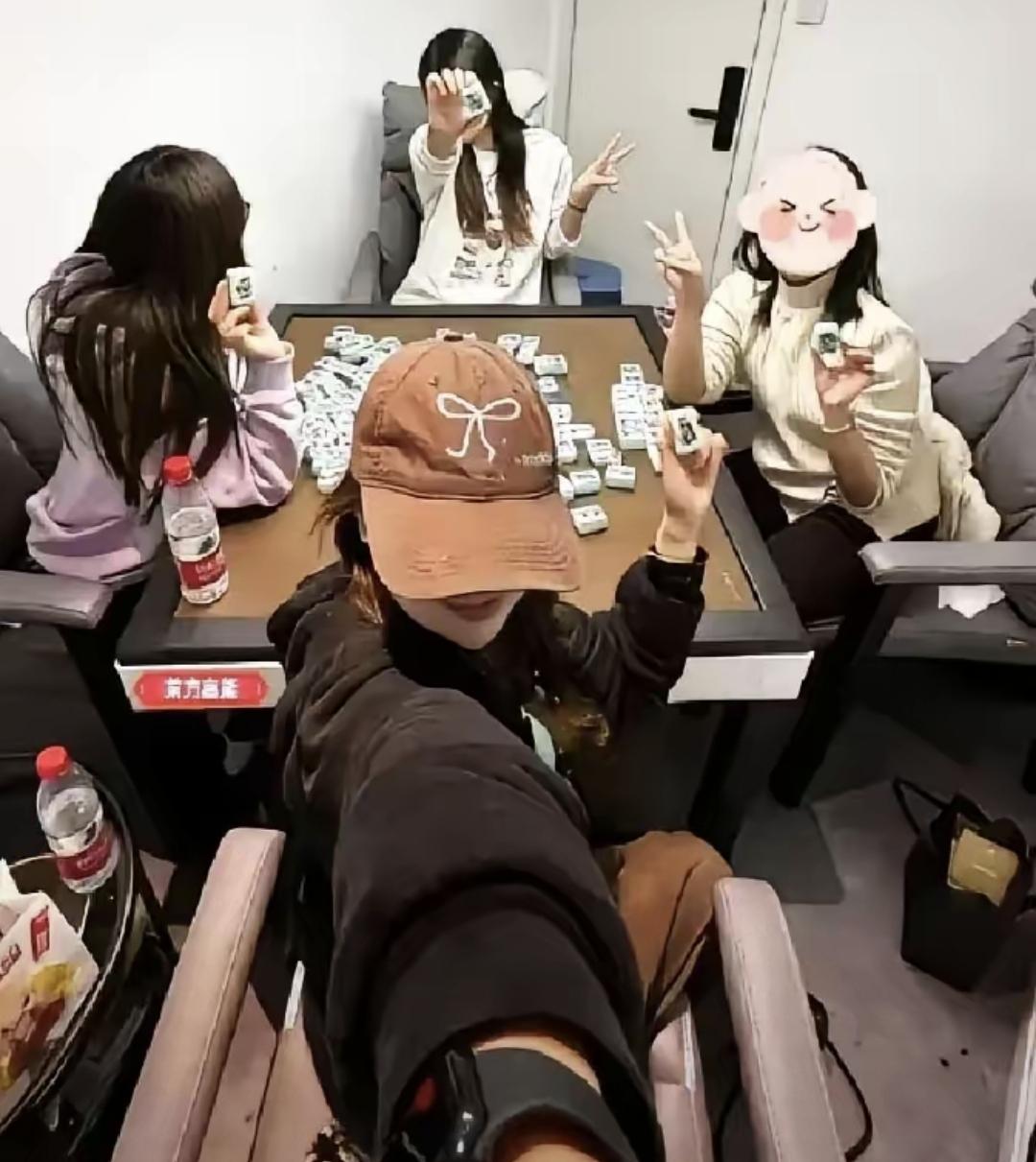 前几天同事从拘留所回来，跟我们聊起了他在里面看见的事。说是里面女的大部分都是做那