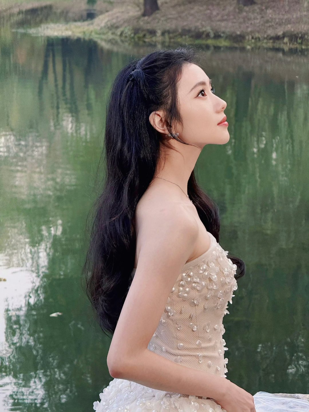 刘浩存温柔抹胸裙存子好美啊太精致了​​​