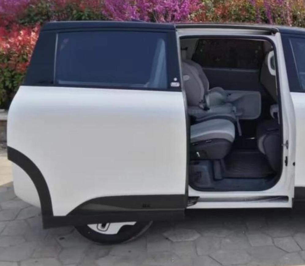 SUV能替代MPV吗绝对不可能，就冲侧滑门这一点，这永远是两个类型的车。