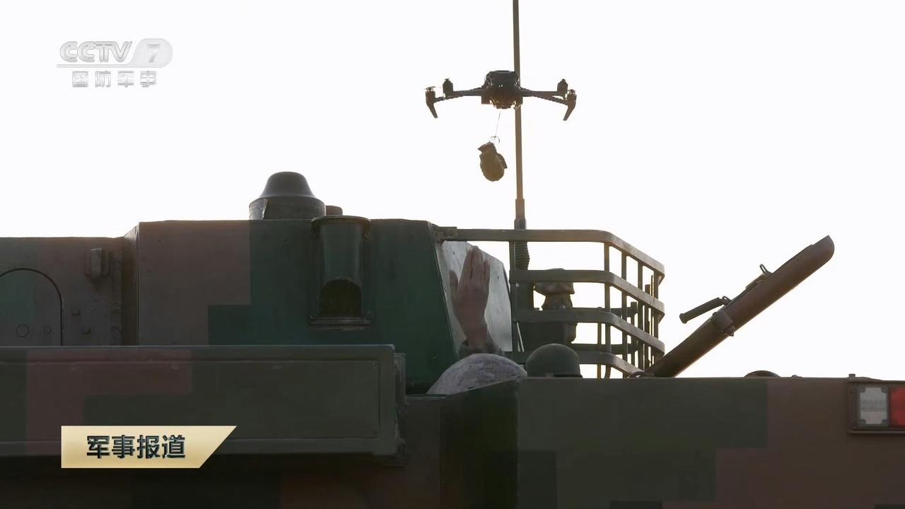 步战车载员放飞投弹无人机​​​