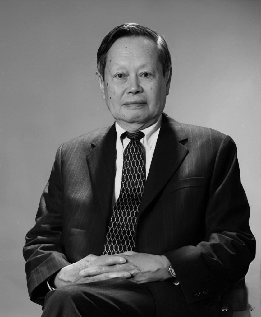杨振宁是杰出的物理天才，他的贡献比爱因斯坦要大。在国外，他的名气也比爱因斯坦大得
