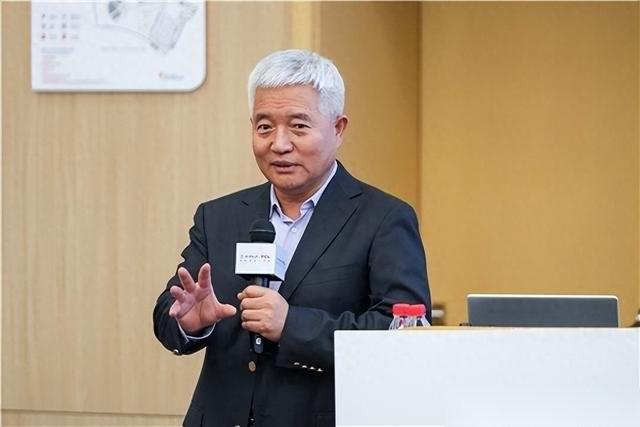 这么多年的“国企私有化”争论，张维迎、许小年这两位嗓门最大。2012年开会，张