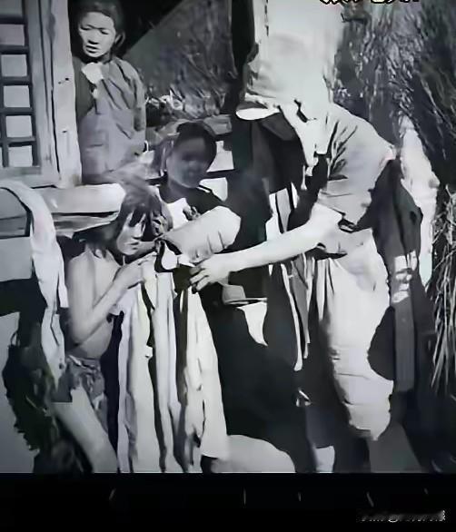 照片中的日本鬼子在干什么？乍一看以为它是在做好事，实际情况不是这样的，丧心病狂的