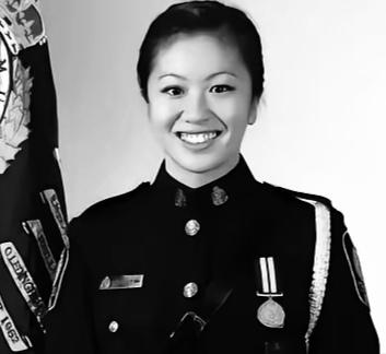 2019年，31岁的华裔女警陈隽惠本来前途一片好，外人看她穿制服特飒，实则被俩上