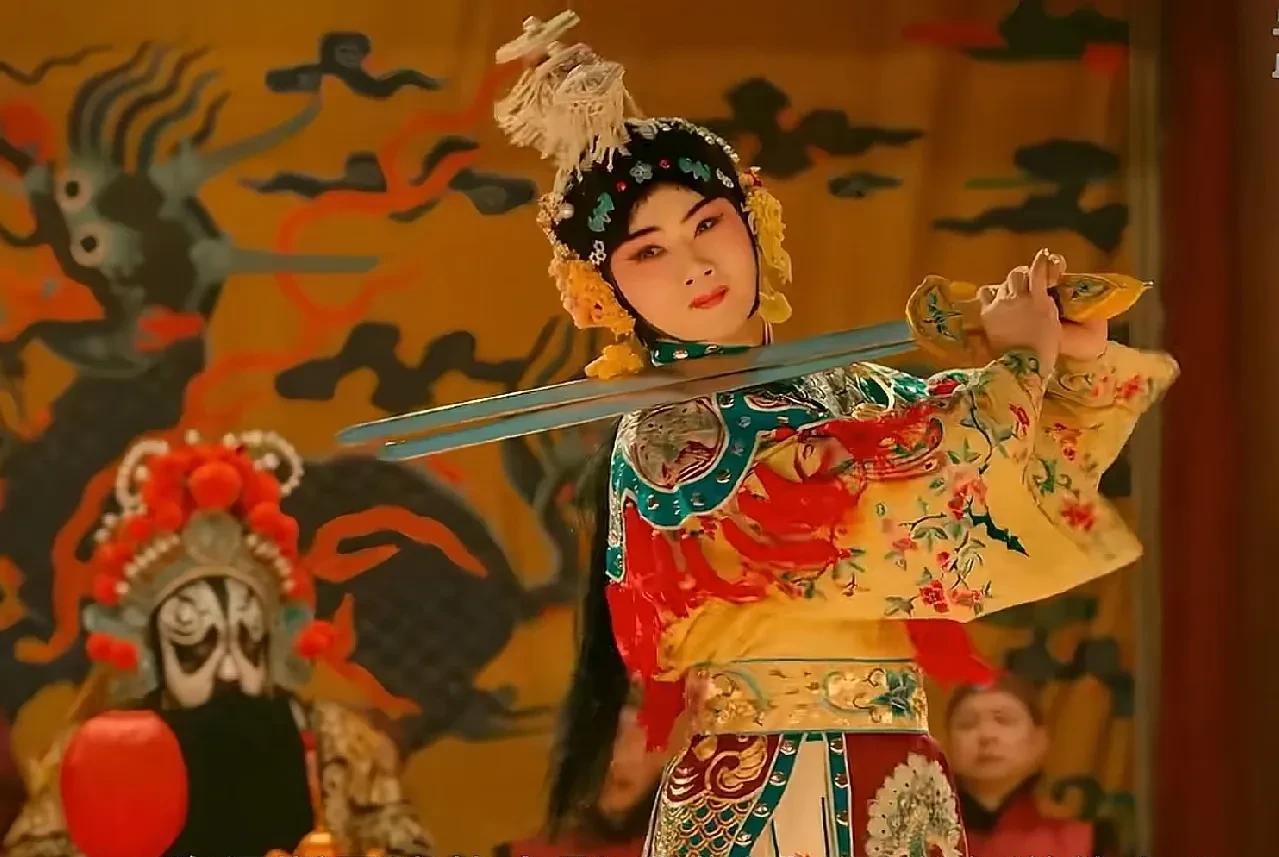 凤小桐遇到洪大帅，气得不想演，张嘴就骂他棒槌，到了舞台上，也是借霸王别姬的剧情，