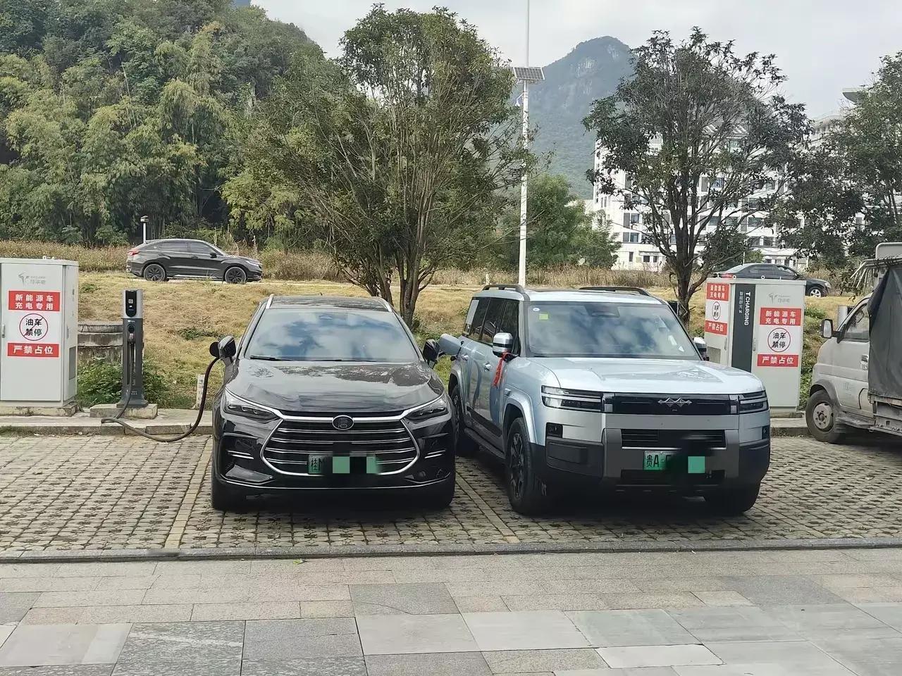 谁能想到，比亚迪唐在钛7面前竟显小巧！4999mm车长+1995mm车宽的硬派方