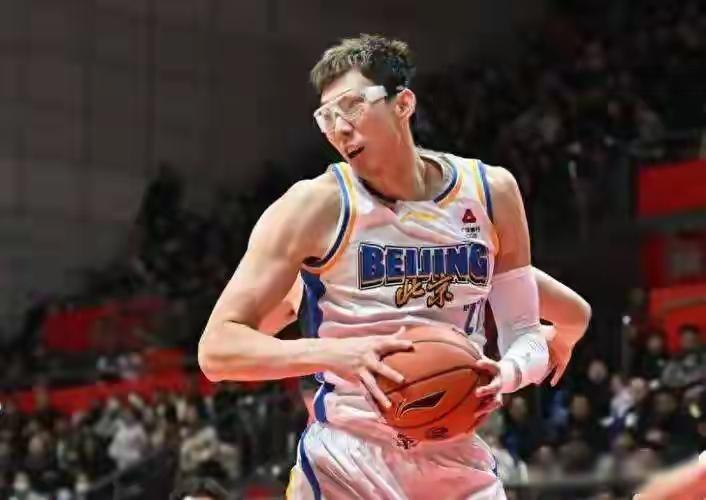 CBA本土球员的风格特点一览：1：拿球不敢投，只敢找外援2：三分投不进，全