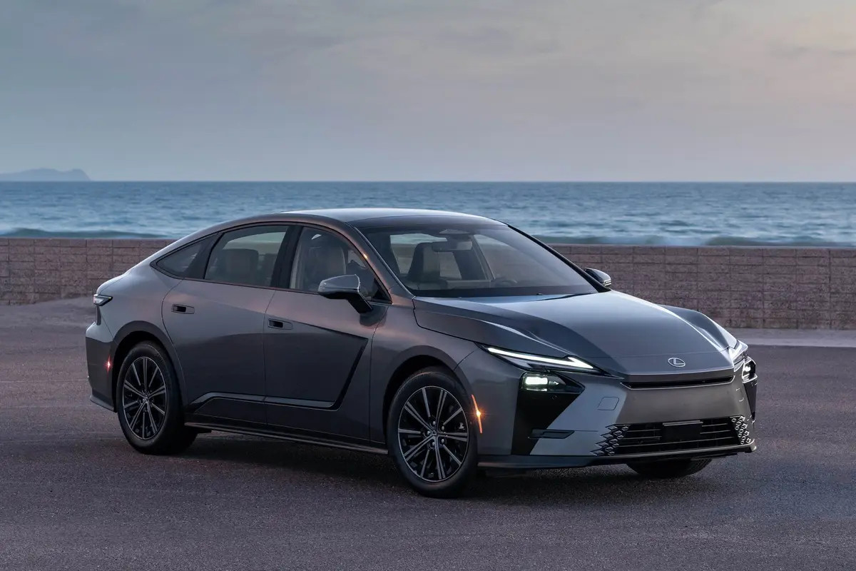 好车分享LEXUSES300H，美版轮毂大一点是不是看着更顺眼一些？深灰色的