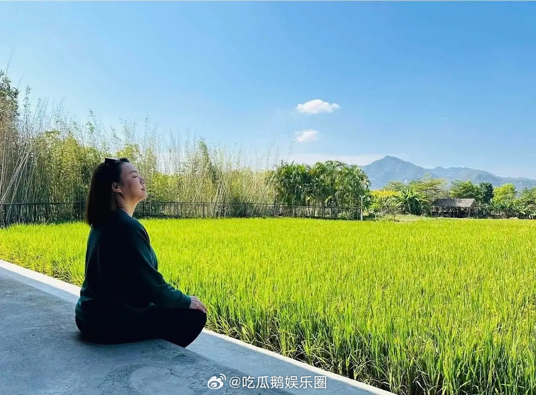 黎瑞恩在北京旅游，搂儿子合照一脸幸福，20岁儿子身宽体胖像父亲！