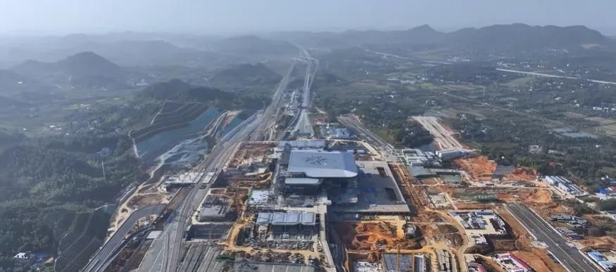 长沙正以强劲势头推进高铁交通网络升级，核心枢纽长沙高铁西站及配套综合客运枢纽的建