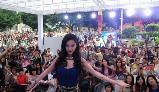 杨颖angelababy现身上海，似有“把妹”风采。举手投足间魅力散发，引众人目